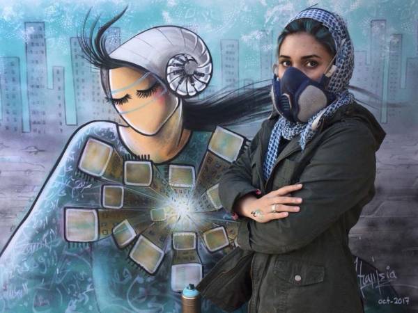 Shamsia Hassani: Η πρώτη γυναίκα street artist του Αφγανιστάν «μιλά» μέσα από την τέχνη της