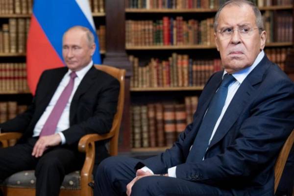 Λαβρόφ καλεί Πούτιν για ενίσχυση διαλόγου με τη Δύση