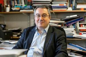 Μόσιαλος: Πώς αλλάζει τα δεδομένα η νέα αφρικανική μετάλλαξη