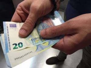 Υπ. Εργασίας: Εφάπαξ 1.000 ευρώ σε 143 ανέργους σε επίσχεση