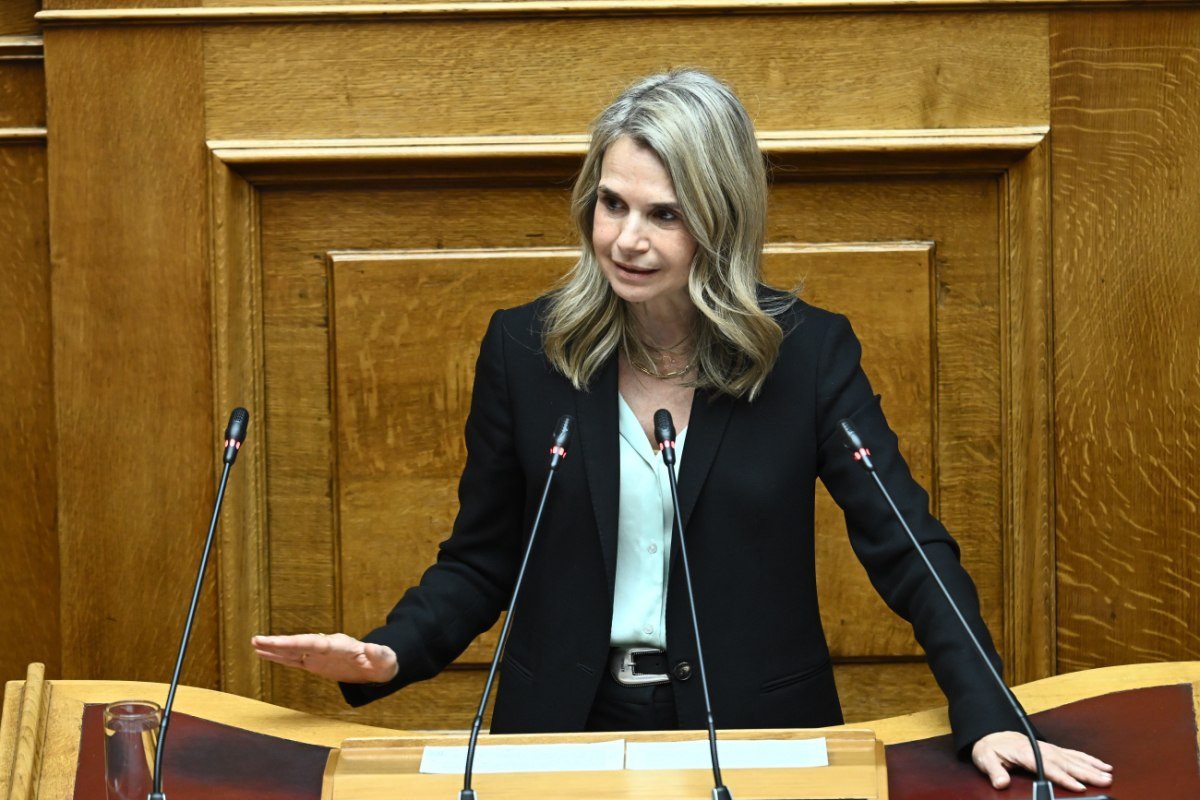 Αποστολάκη για καταναλωτική πίστη: Η κυβέρνηση βαφτίζει «εθνική πρωτοβουλία» μία υποχρεωτική ευρωπαϊκή ρύθμιση
