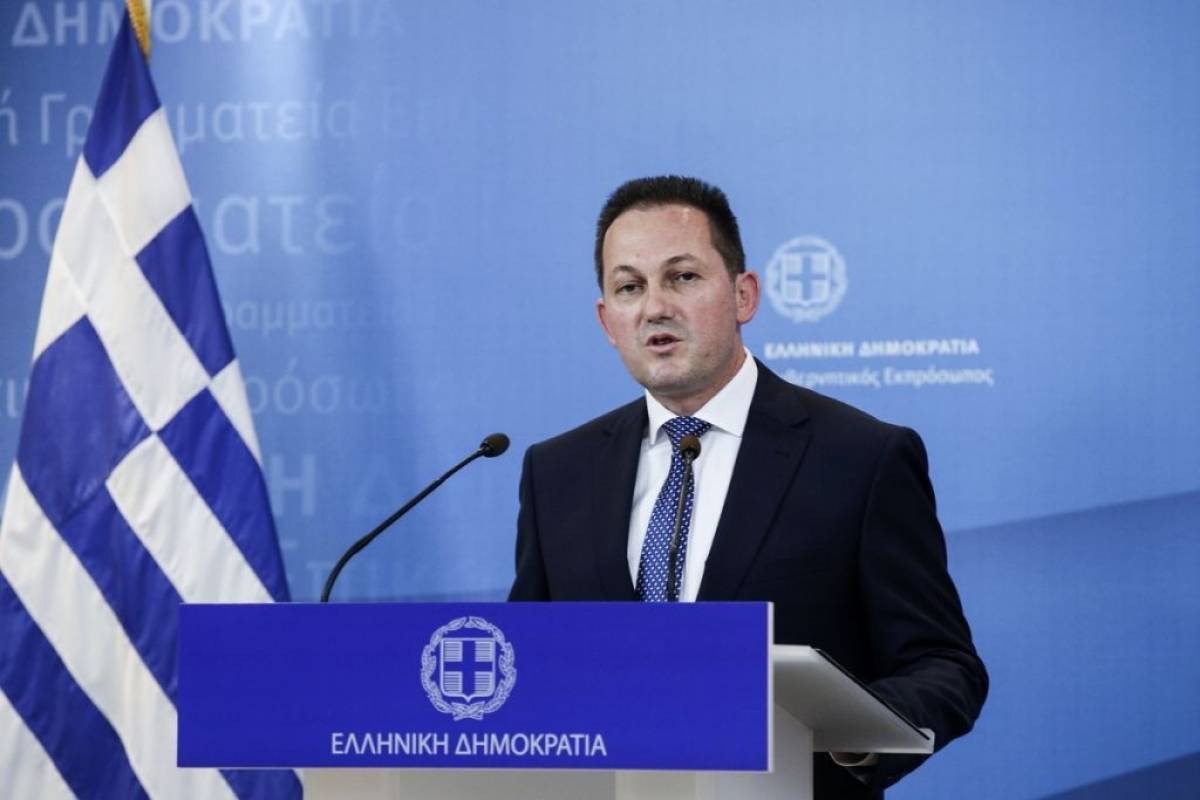 Πέτσας: Δεν εξετάζεται μείωση μισθών στο Δημόσιο