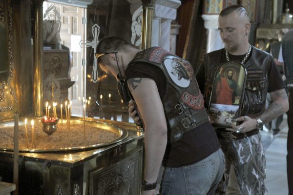 Χαρλεάδες, ακόλουθοι του Πούτιν, εισέβαλαν σε ελληνική εκκλησία