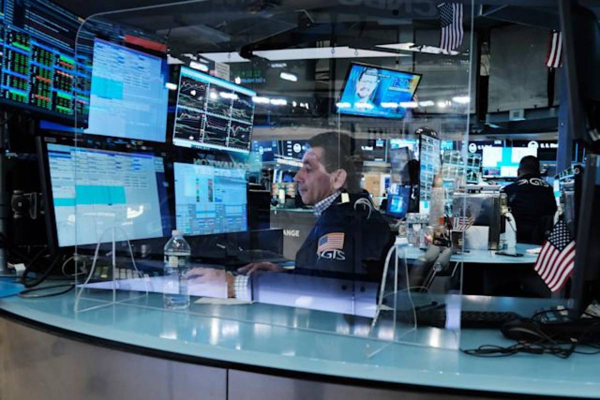Ομόλογα και λιανεμπόριο «πληγώνουν» τη Wall Street