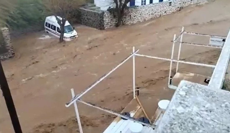 Καταστροφικές πλημμύρες στην Πάρο- Δρόμοι χείμαρροι και απαγόρευση κυκλοφορίας (videos)