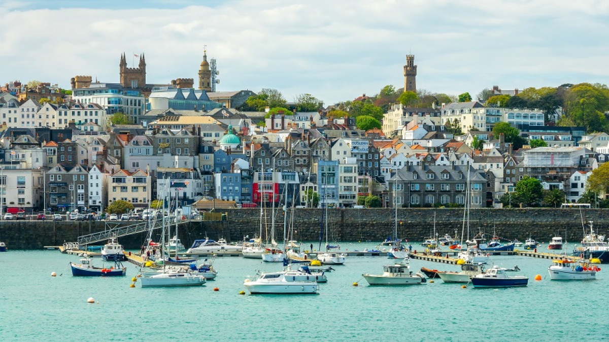 MONEYVAL: Παροτρύνει το Γκέρνζι να καταπολεμήσει το ξέπλυμα βρώμικου χρήματος