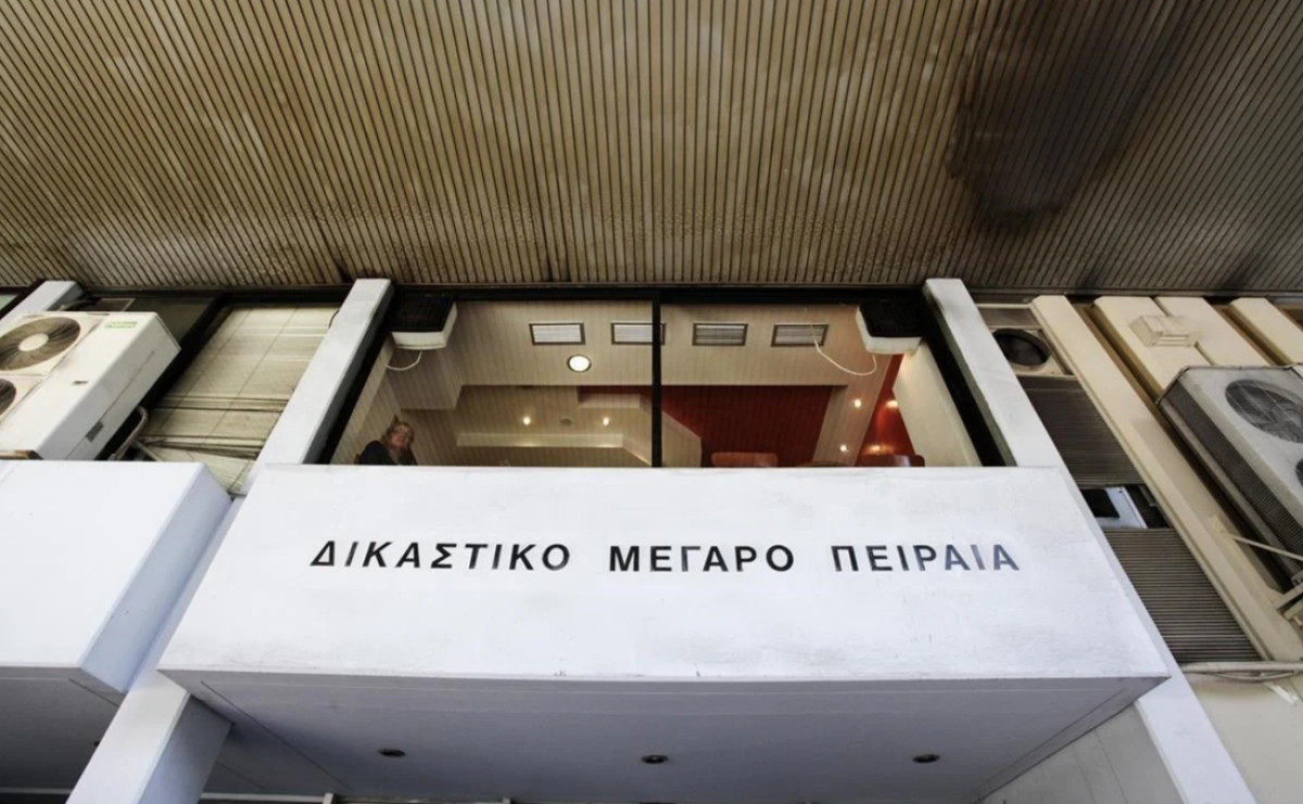 Φωτιά στο υπόγειο των δικαστηρίων Πειραιά
