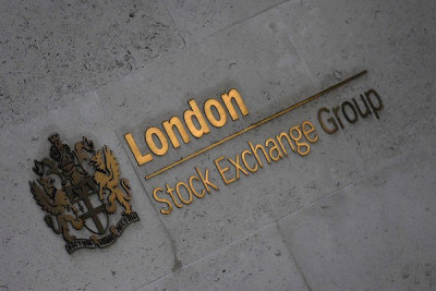 Πρώτη φορά «άγγιξε» τις 8.000 μονάδες ο βρετανικός FTSE 100