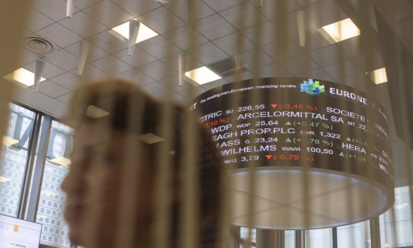Επιφυλακτικές κινήσεις στις ευρωαγορές με τις κεντρικές τράπεζες στο επίκεντρο