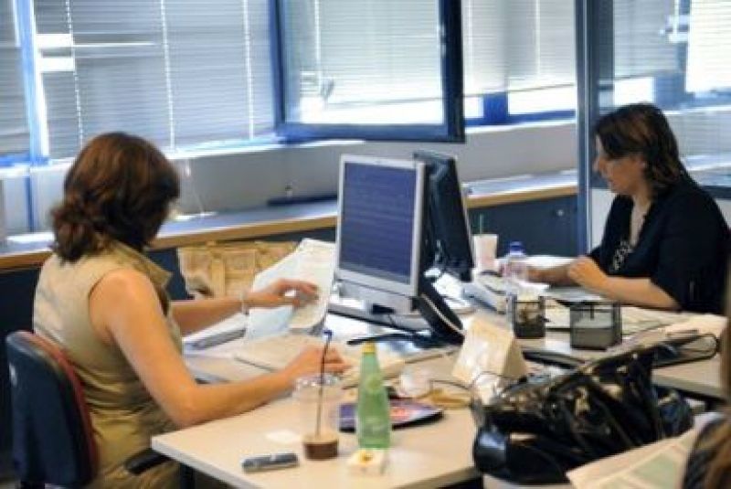 Μαζικές μετατάξεις ακόμα και για όσους τεθούν σε διαθεσιμότητα, αναδρομικά οι μειώσεις στα ειδικά μισθολόγια