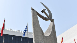 ΚΚΕ για Τσίπρα: «Ψαρεύει» ψήφους στα βρώμικα νερά του φασισμού