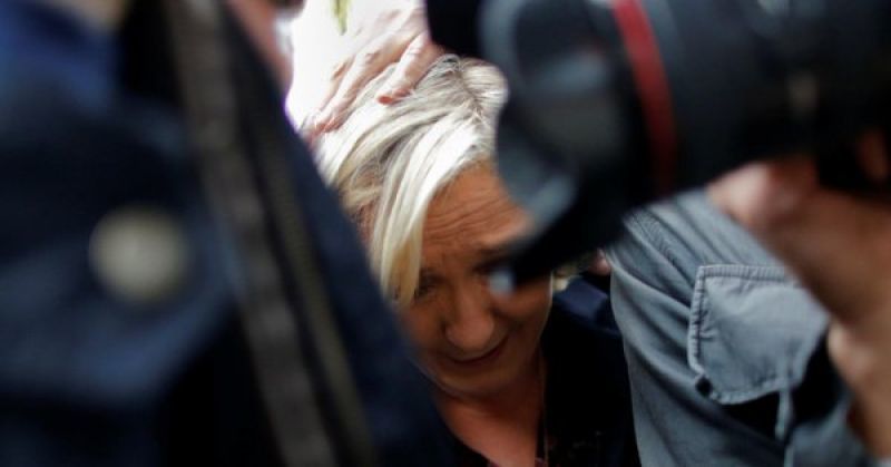 Πέταξαν αυγά στη Λεπέν-Σταθερά μπροστά ο Μακρόν
