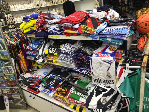 ΔΙΜΕΑ: Πρόστιμο €136.000 για προϊόντα «μαϊμού» στο κέντρο της Αθήνας