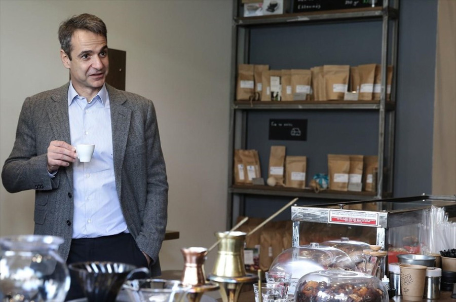 Στη βιτρίνα espresso latte, στο παρασκήνιο φραπέ