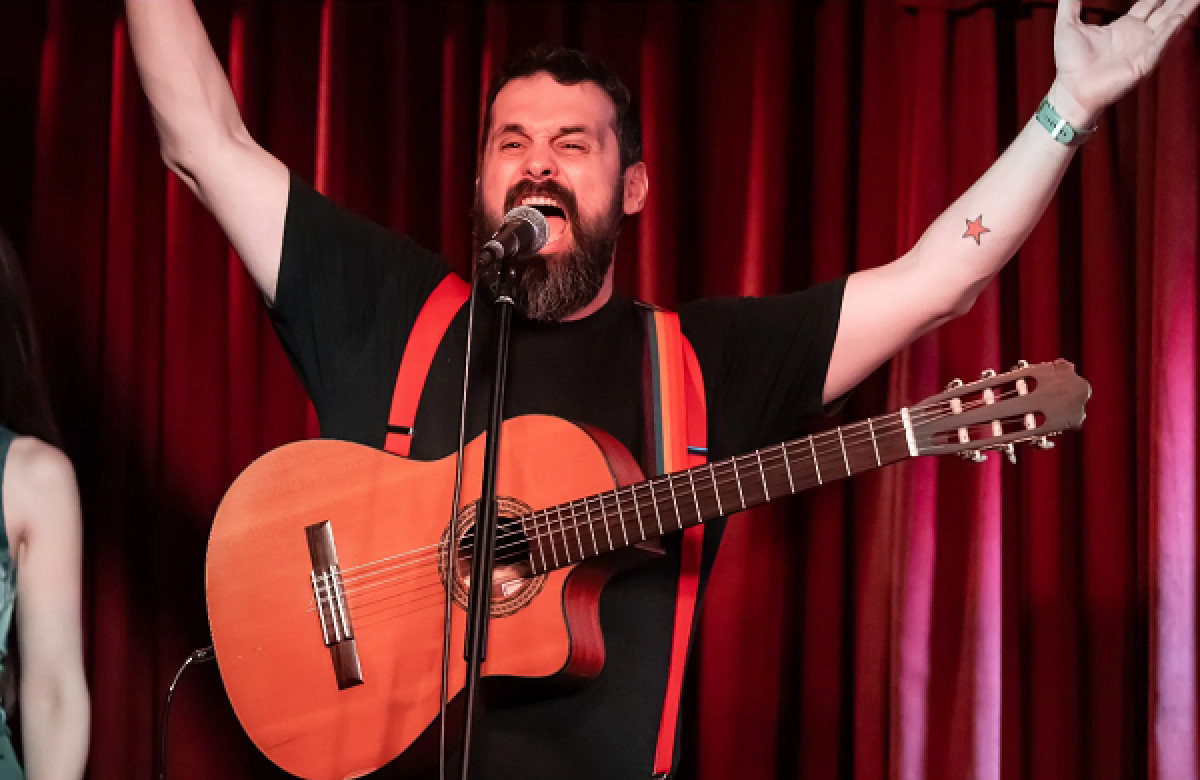 Λίγο stand up, πολλή σεροτονίνη και ακόμα περισσότερη μουσική: Είδαμε τον Σπύρο Γραμμένο στον Ορφέα