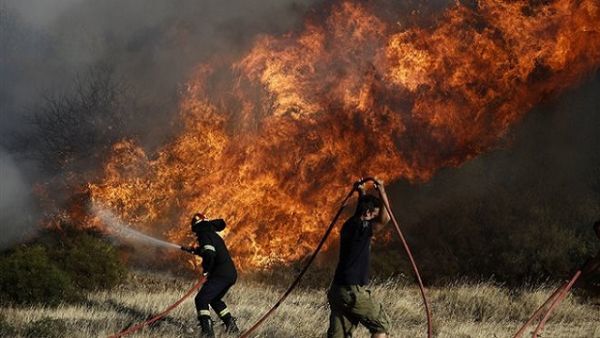 Μαίνεται η πυρκαγιά στην Ανάβυσσο-Υπεράνθρωπη προσπάθεια να τεθεί υπό έλεγχο