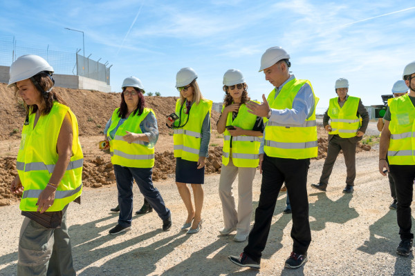 HELLENiQ ENERGY: Σε λειτουργία το πρώτο πάρκο «μπαταριών»