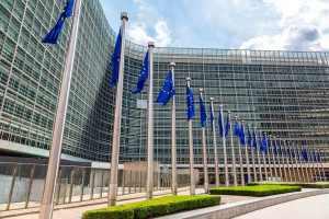 Bloomberg: Ο πόλεμος στη Μέση Ανατολή αποτελεί ένα ανεπιθύμητο «σοκ» για την ευρωπαϊκή οικονομία