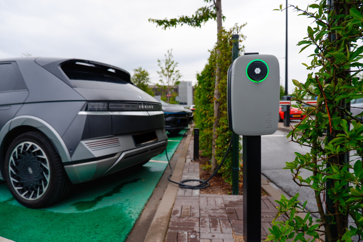 Blink Charging Hellas: Ξεπέρασε τα 100 σημεία φόρτισης σε καταστήματα λιανικής
