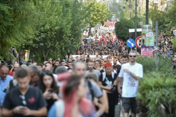 Εντάσεις στην αντιφασιστική πορεία για τη δολοφονία Φύσσα