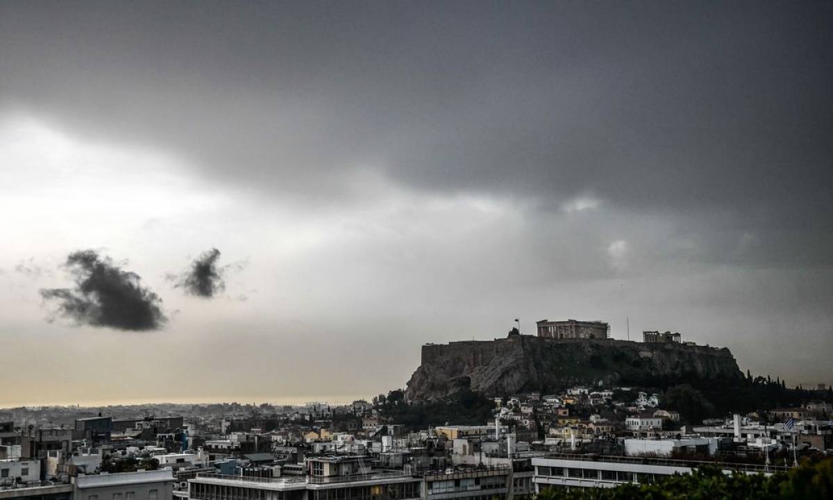 Συννεφιά, τοπικές βροχές και μικρή πτώση της θερμοκρασίας
