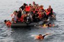 BBC: Τούρκοι λιμενικοί χτυπούν πρόσφυγες σε βάρκα