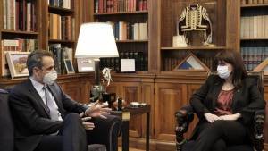 Μητσοτάκης- Σακελλαροπούλου: Προτεραιότητα στο άνοιγμα των σχολείων με self test