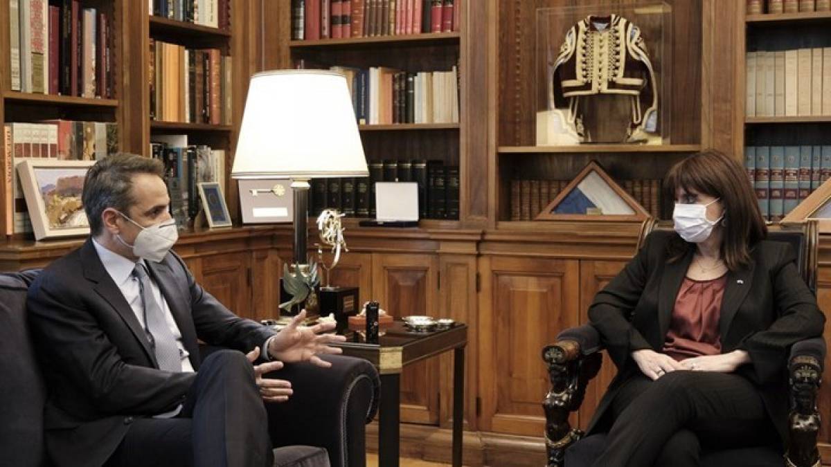 Μητσοτάκης- Σακελλαροπούλου: Προτεραιότητα στο άνοιγμα των σχολείων με self test