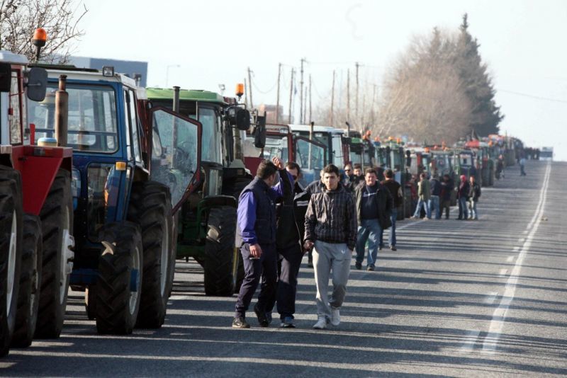 Μπλόκα και επαφές με την κυβέρνηση από τους αγρότες