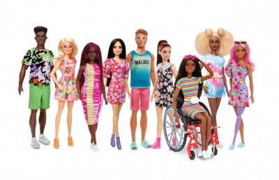 H Barbie με ακουστικά βαρηκοΐας και ο Ken με λεύκη
