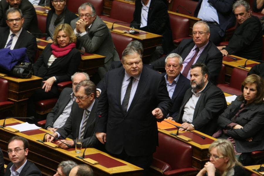 Aγρια κόντρα Βενιζέλου-Τσακαλώτου στη Βουλή