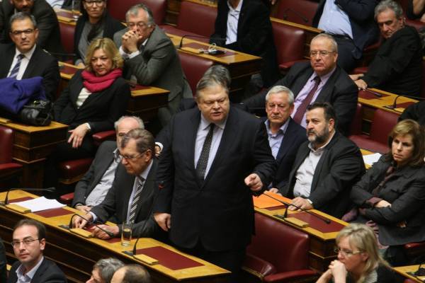 Aγρια κόντρα Βενιζέλου-Τσακαλώτου στη Βουλή