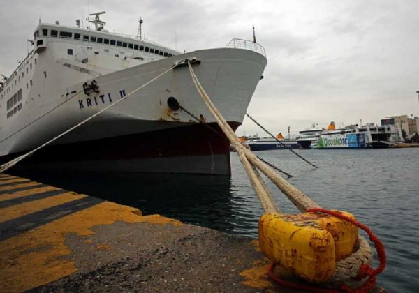 «Μάχη» μεταξύ κυβέρνησης και ΠΝΟ-Δεμένα τα πλοία έως την Κυριακή