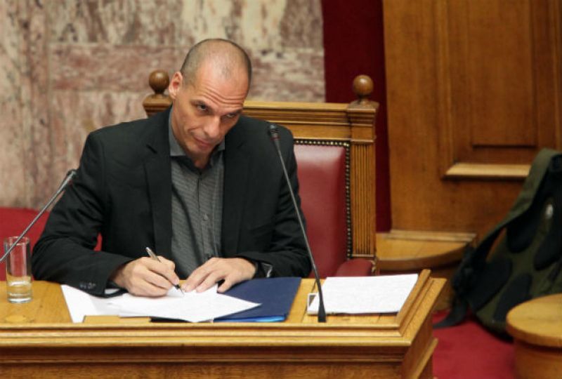 Μνημόνιο-Βαρουφάκης: «Ταπεινωτική και μη βιώσιμη η συμφωνία»