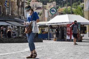 Μάσκα παντού συστήνουν οι επιδημιολόγοι- «Μην περιμένετε να γίνει υποχρεωτικό»