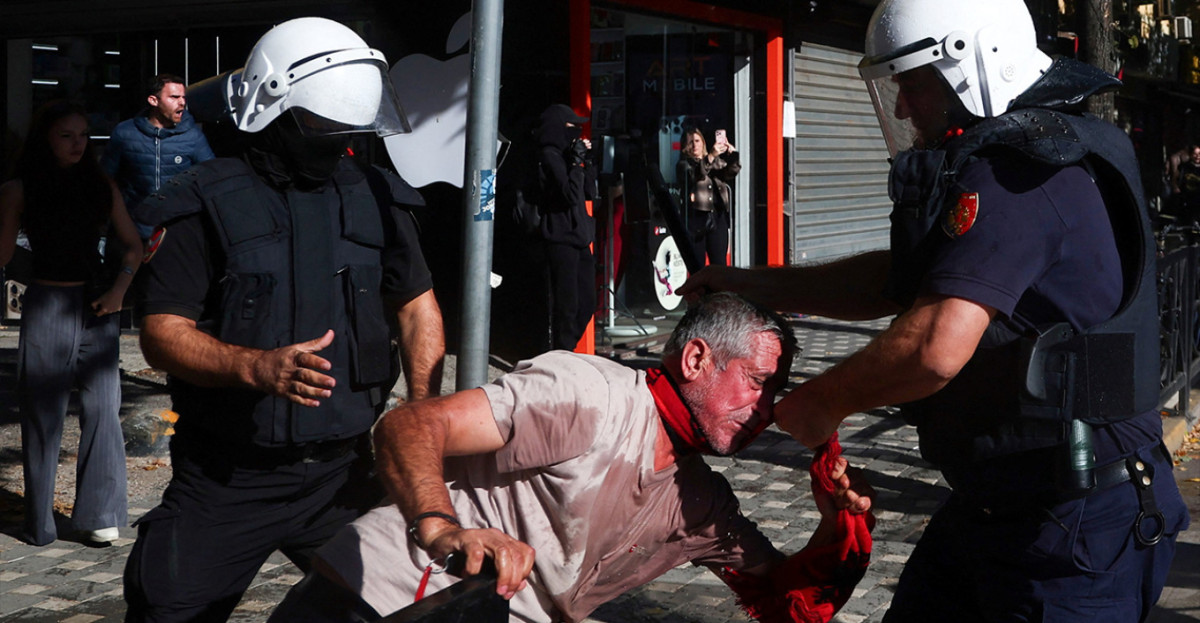 Αλβανία: Κλιμακώνεται η οργή των διαδηλωτών κατά της διαφθοράς – Φωτιά στο υπουργείο Παιδείας