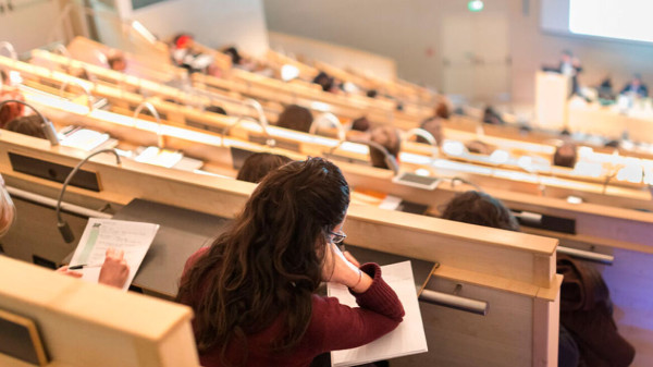 Πανελλαδικές: Ποιες σχολές εκτοξεύτηκαν και ποιες κατρακύλησαν – Χιλιάδες κενές θέσεις λόγω ΕΒΕ
