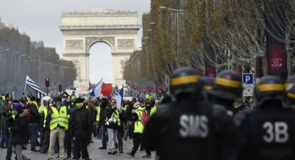 «Κίτρινα γιλέκα»: Συγκρούσεις και λεηλασίες στο Παρίσι με 11 τραυματίες