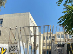 Πατήσια: 19χρονος εισέβαλε σε σχολείο-Χτύπησε μαθητή, μαχαίρωσε τον διευθυντή