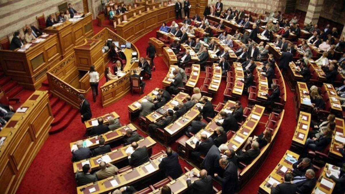 Ψηφίστηκαν στη Βουλή μέτρα στήριξης πυρόπληκτων και μειωμένος ΦΠΑ νησιών