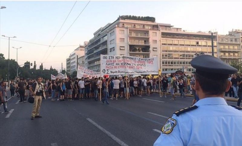 Πορεία και συγκέντρωση έξω από τη Βουλή μελών της ΑΝΤΑΡΣΥΑ
