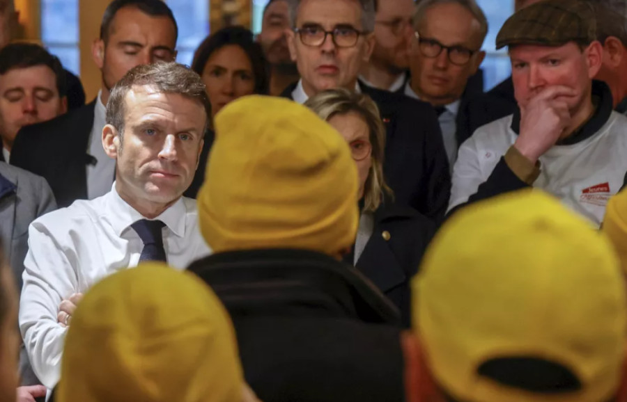Παρίσι: Διαδηλωτές έκαναν «έφοδο» στην αγροτική έκθεση, παρουσία Μακρόν