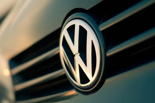VW: Το 65% των Γερμανών στηρίζει τα οχήματά της