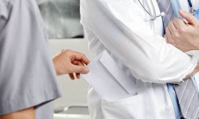 Συνεληφθη γιατρός που ζήτησε «φακελάκι» 600 ευρώ