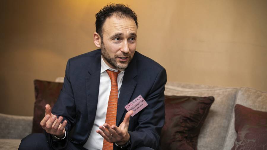 Fitch: Δύσκολη αλλά εφικτή η επενδυτική βαθμίδα για την Ελλάδα