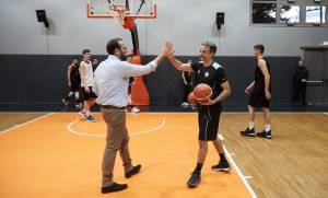 Ο Κυριάκος «το ‘χει» με το μπάσκετ (video)