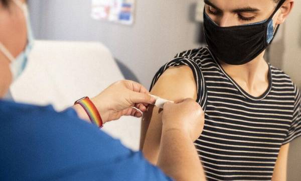 Εμβόλια-Η ώρα των εφήβων: Άνοιξαν ραντεβού για νέους 15-17 ετών