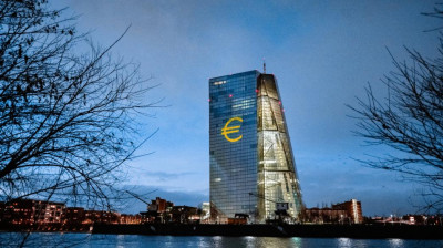 Bloomberg: Η ΕΚΤ εξετάζει να «κατεβάσει ταχύτητα» στις αυξήσεις επιτοκίων