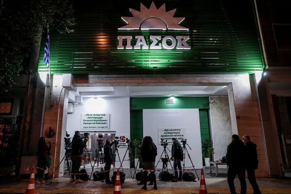 Γιατί επιμένει το ΠΑΣΟΚ να παίζει στο γήπεδο άλλων;