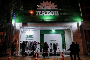 Γιατί επιμένει το ΠΑΣΟΚ να παίζει στο γήπεδο άλλων;